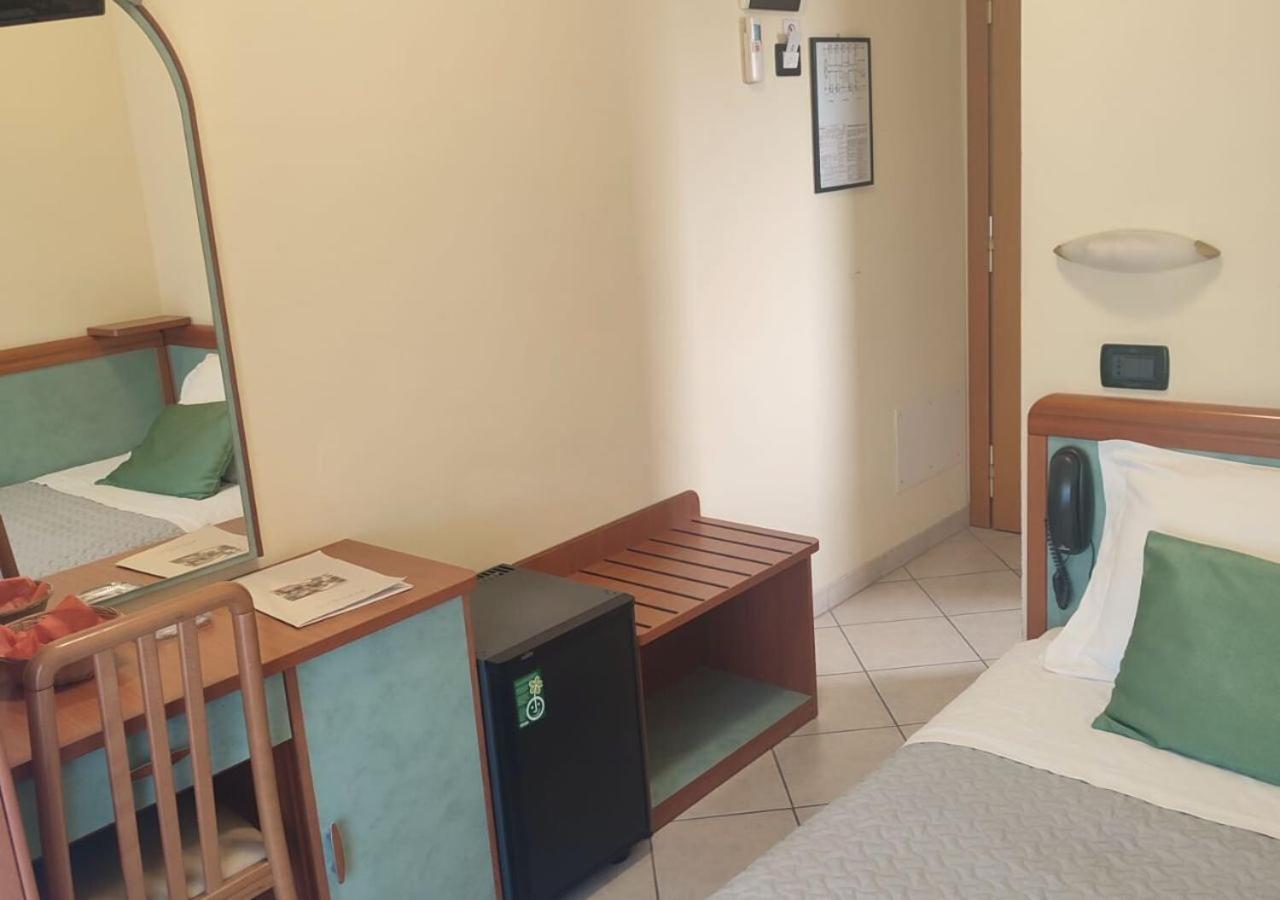Hotel Riviera B&B Misano Adriatico Exteriör bild