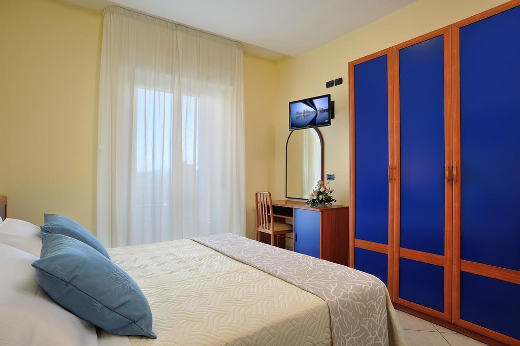 Hotel Riviera B&B Misano Adriatico Exteriör bild