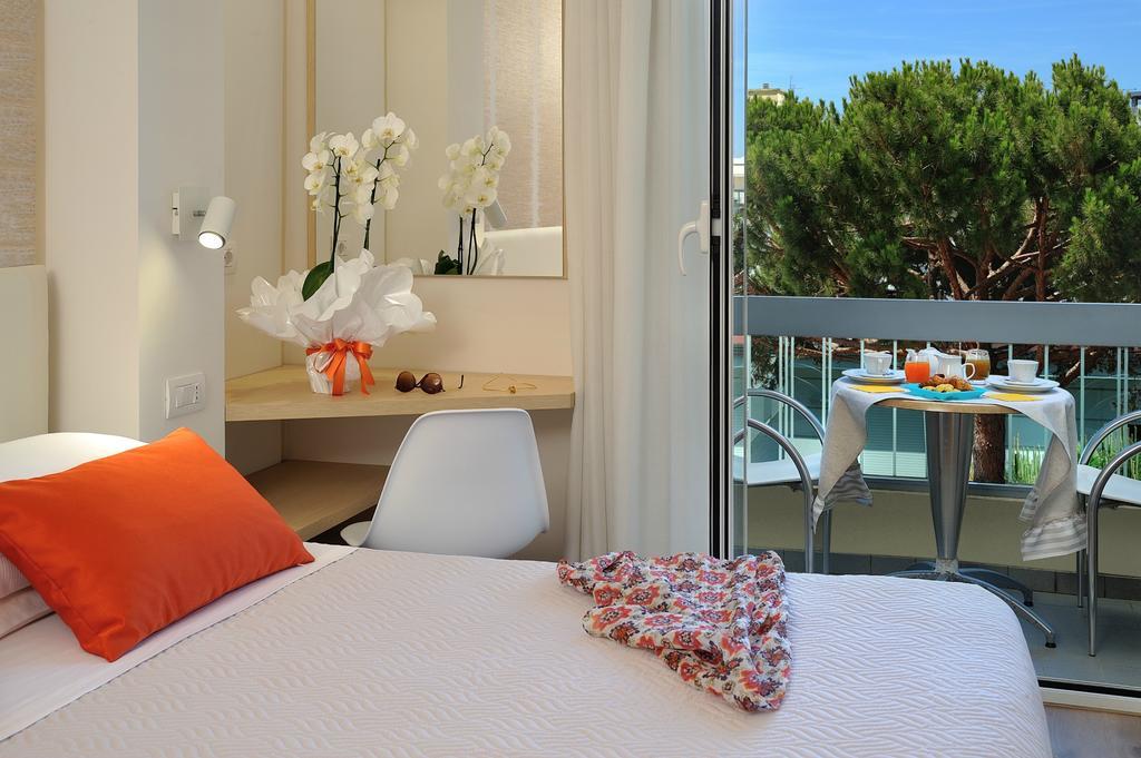 Hotel Riviera B&B Misano Adriatico Exteriör bild